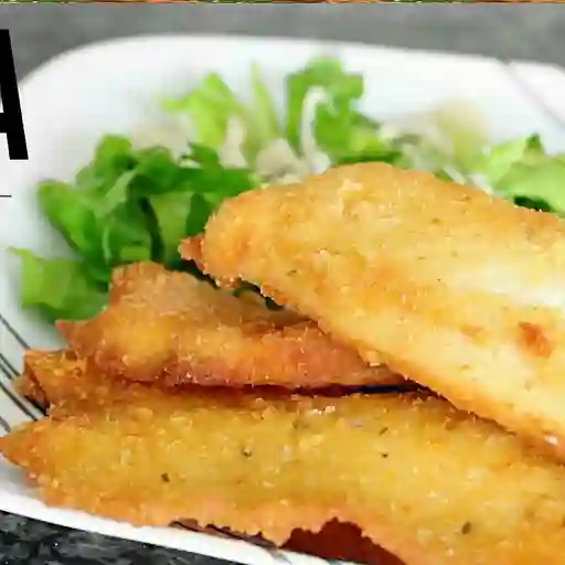 Tilapia apanada con arroz