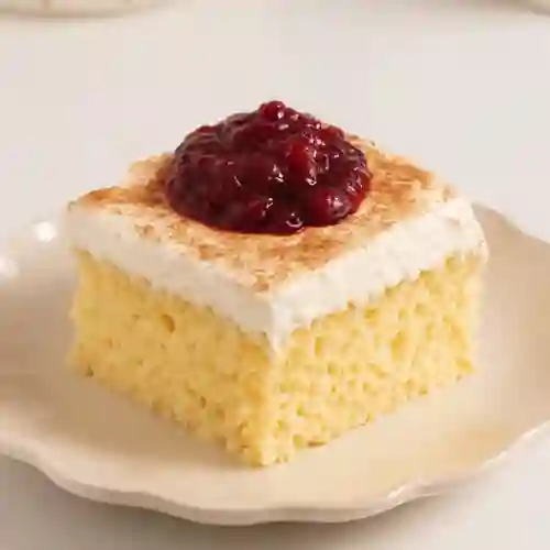 Postre Tres Leches con Frutos Rojos