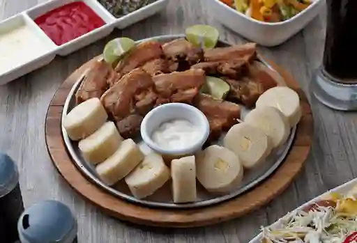 Chicharrón con Bollo