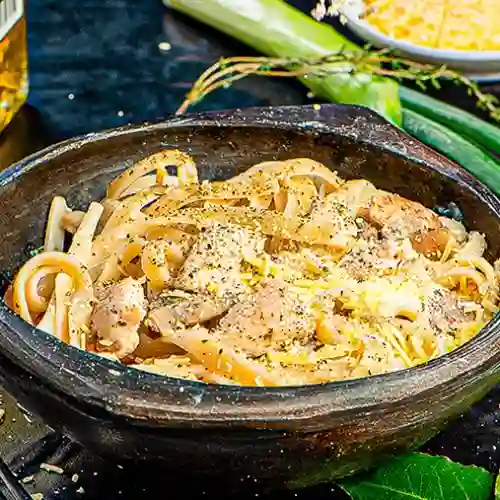 Pasta Alfredo con Pollo y Bebida