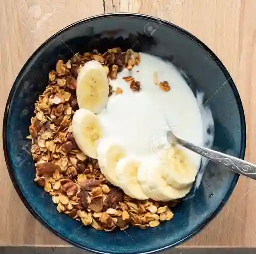 Yogurt griego + granola + banano