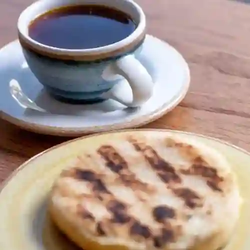 Combo Arepa Quesuda + Café Colombiano