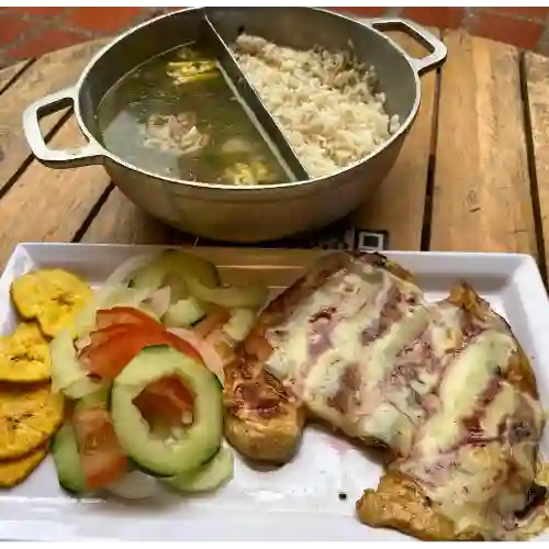Pechuga gratinada con salsa de corozo
