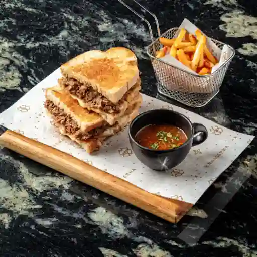 SANDWICH DE BIRRIA