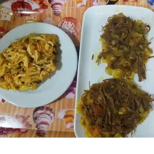 Patacones con carne o pollo desmechado