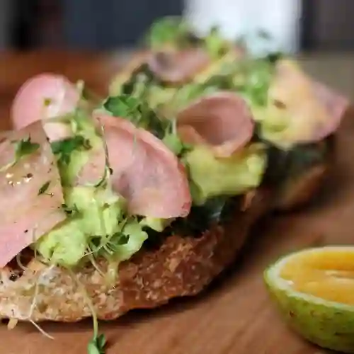 Tostada con Aguacate