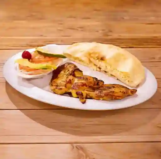Pechuga a la Plancha con Arepa y Ensalada