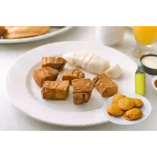 Combo Chicharron, Arepas de Huevo y Jugo de Corozo