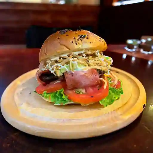 Combo Hamburguesa Artesanal Tocineta Queso y Bebida