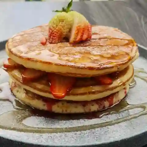 Torre de pancakes de fresa
