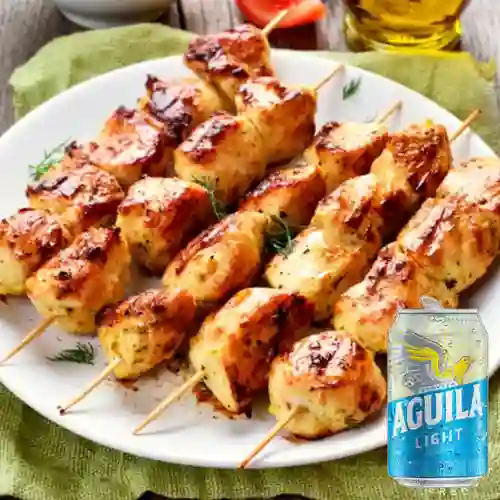 Combo Chuzo de Pollo + Cerveza Aguila Light Lta 330ml