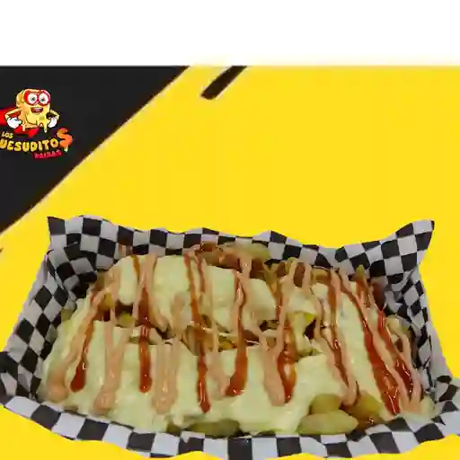 Salchipapa quesuda con tocineta