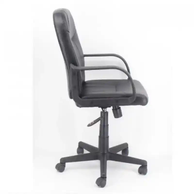 Silla Ejecutiva Tapizada en Pvc Negro, Brazos en Pp Fijos, Mecanismo Altura Ajustable, Base y Rodachinas en Nylon. Medidas: 57.5 Ancho x 61.5 Largo x Altura Mínima 94, Altura Máxima 106  cm. Requiere Armado - Cs-362. Sku 7453039008104