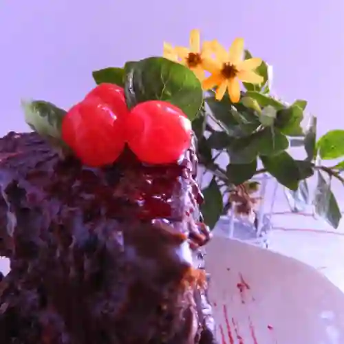 Porción Torta Chocolate con Cerezas
