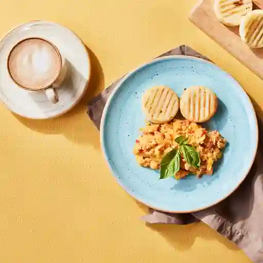 HUEVOS REVUELTOS+AREPITAS O PAN  +BEBIDA