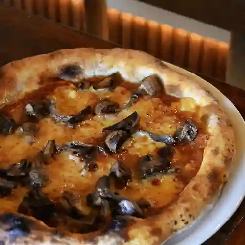 Pizza Anchoas y Champiñones