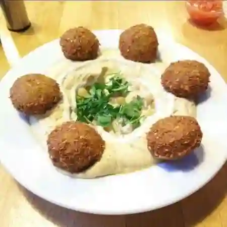 Hummus de garbanzo con falafel