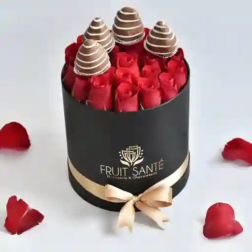 Caja cilindrica con 20 rosas y 4 fresas premium