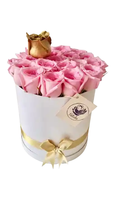 Caja top blanca con rosas rosadas y una dorada