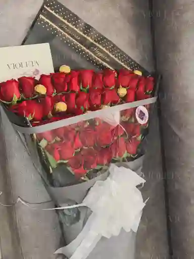 Bouquet de rosas acompañado de 8 chocolates ferrero rosher.