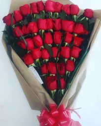 Bouquet amor mio son 36 rosas rojas en papel craff