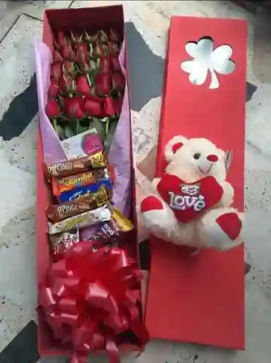 Caja sorpresa vienen 24 rosas con chocolatinas y peluche
