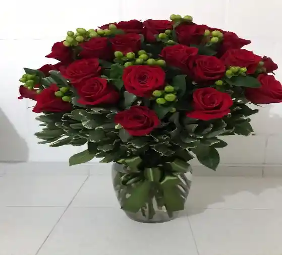 ARREGLO X 12 ROSAS  EN BASE DE CRISTAL COLOR ROJO