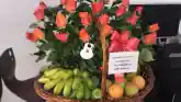 ARREGLO FRUTERO, CON CANASTO DE FIQUE ROSAS UNICOLOR SUGERIDO