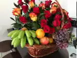 ARREGLO FRUTERO, CON CANASTO DE FIQUE ROSAS MULTICOLOR SUGERIDO