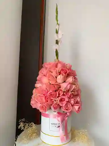 Cilindro pompón con 100 rosas 