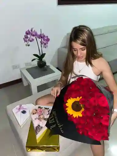 Combo bouquet en rosas y fresas con chocolate 