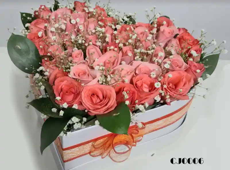 Caja de rosas en forma de corazón grande