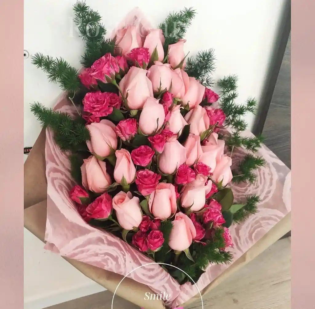 Ramo de 24 rosas decorado con rosas mini y follaje 