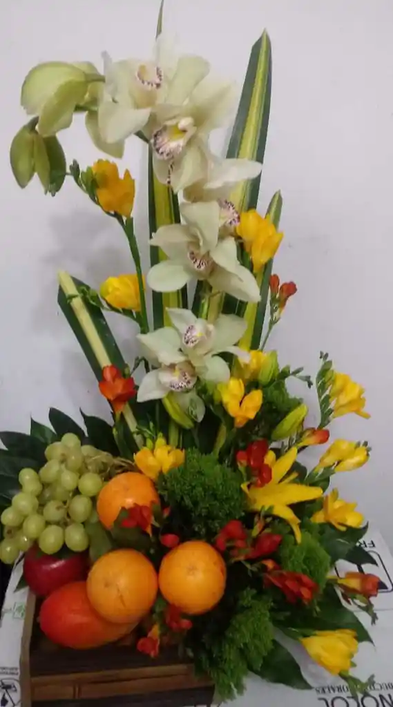 Orquidea Arreglos Con S Complementos De Diversos Colores Lirios Y Frutas En Las Cuales Llevan Uvas Granadilla Manzana Pera Duraznos Y Kiwi