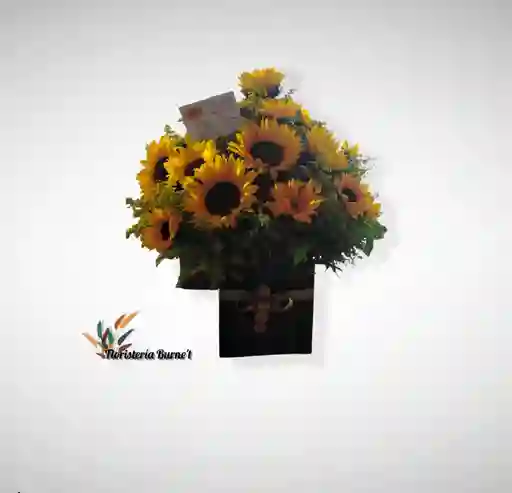arreglo floral en caja de girasoles 