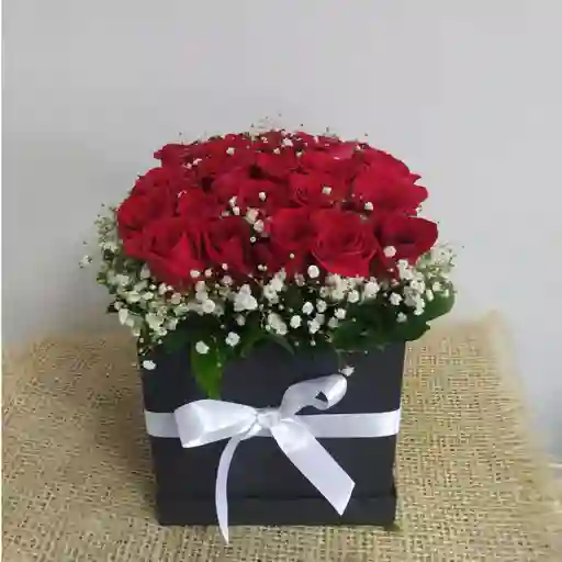 Caja tapizada cuadrada de 25 rosas