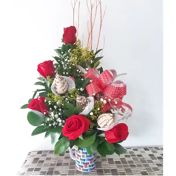 Pocillo o mug de cumpleaños con rosas y fresas