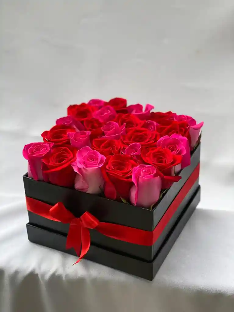 Caja Cuadrada de Lujo 24 Rosas con Dos Tonos Rosadas y Rojas