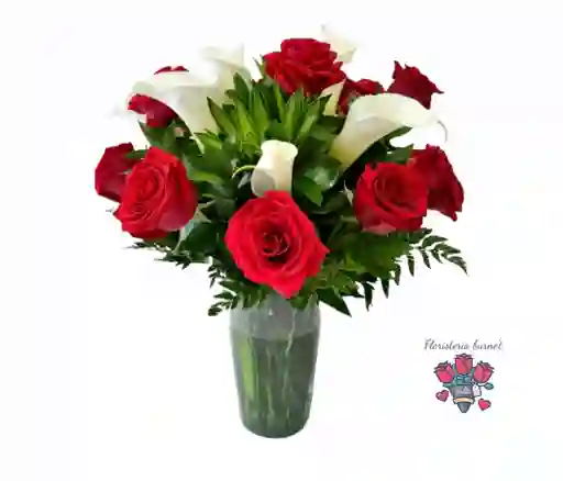 Arreglo Floral de rosas y cartuchos para tu hogar 