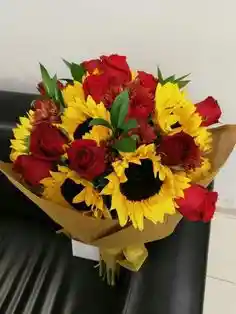 ROSAS Y GIRASOLES EN BOUQUET