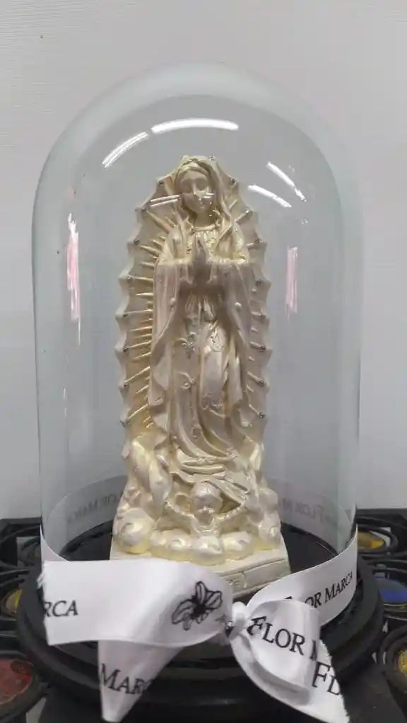 Virgen de Guadalupe en urna de vidrio