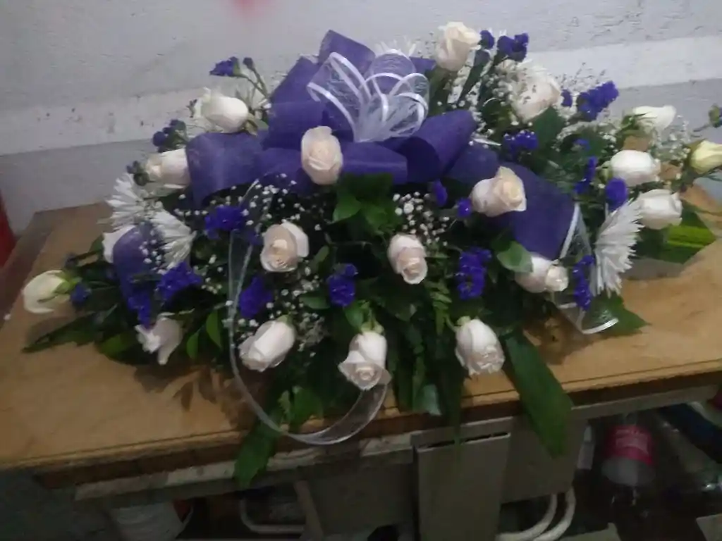 Arreglo Floral Cubre Caja Fúnebre de Rosas con Moño