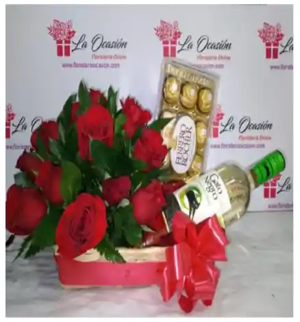 Ramo en base cuadrada con 15 rosas, follaje, chocolate Ferrero Roche y vino gato negro 