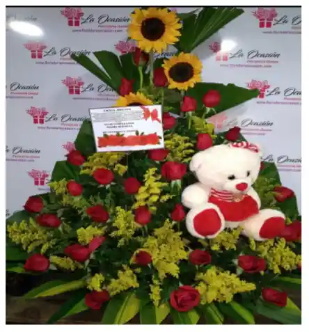 Ramo En Base Cuadrada Con Rosas, Girasoles, Follaje, Peluche