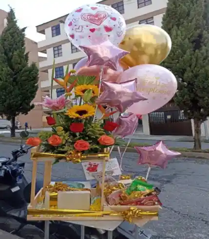 Ramo Con Rosas De Varios Colores Follaje, Dulce Y Globos.