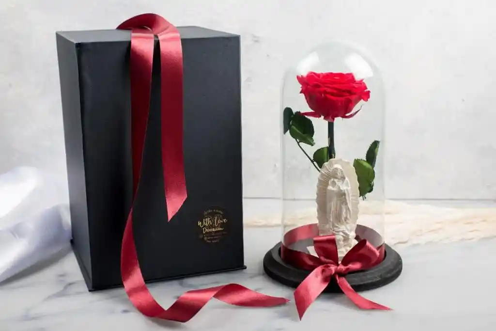 Cúpula con Virgen y Rosa Roja Premium Grande con Caja de Lujo