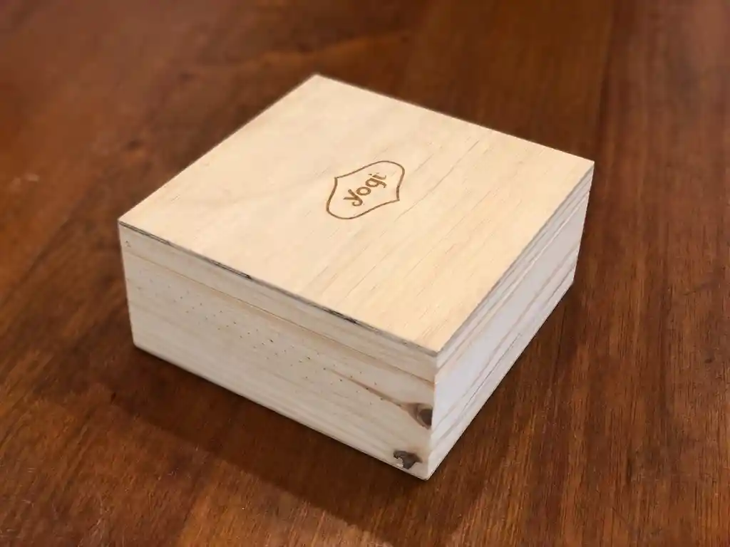 Yogi - Caja de madera con 64  sobres variados