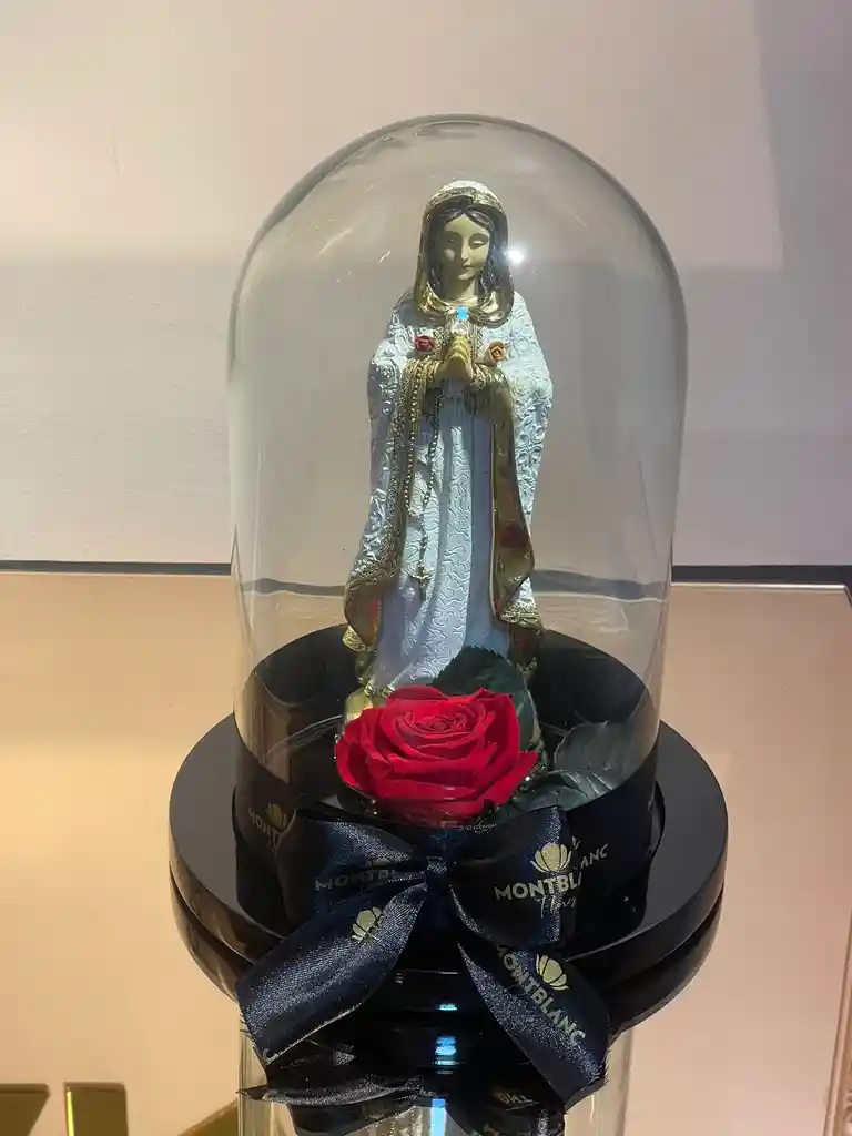 Virgen de la Rosa Mística en Cúpula de Cristal con Flor Preservada