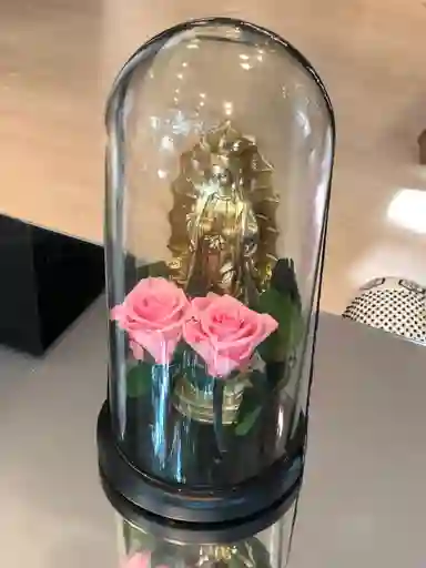 Arreglo Virgen con dos rosas preservadas!! ( Virgen y rosa preservada de tu elección)