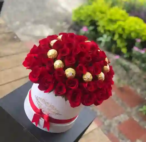 Cilindro Mediano En Hongo 70 Rosas+ Chocolates